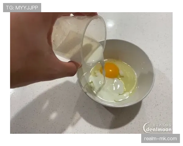 杨威家的冰箱里居然塞满了蛋白粉，连饮料都喝零卡的